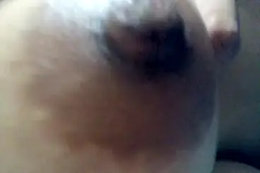 Gadis Imut Menikmati Sentuhan Lembut Pasangan